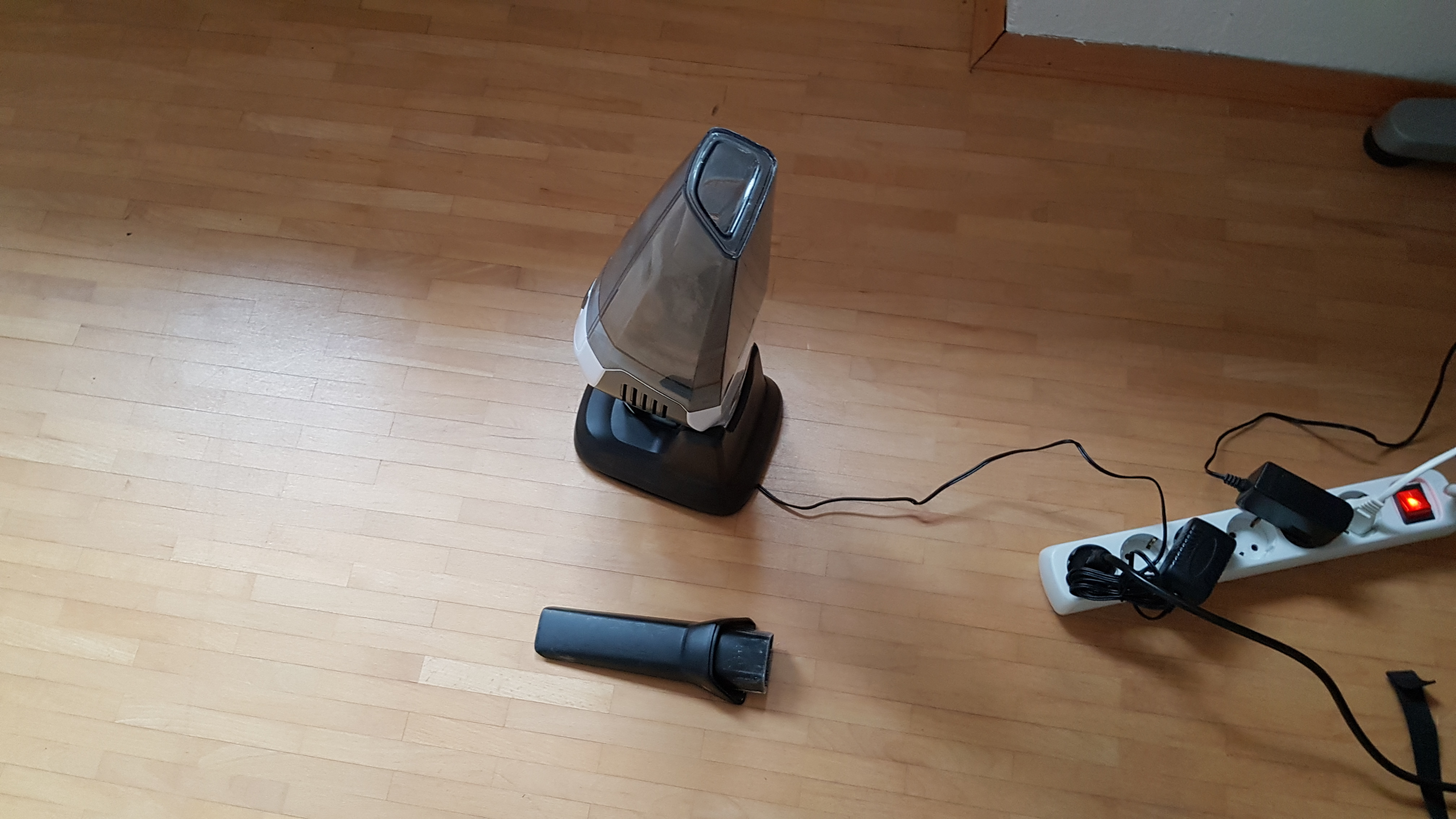 handstaubsauger holife auf ladestation