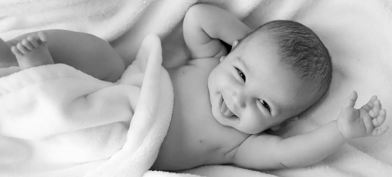 Baby in staubiger Decke Süßes Baby