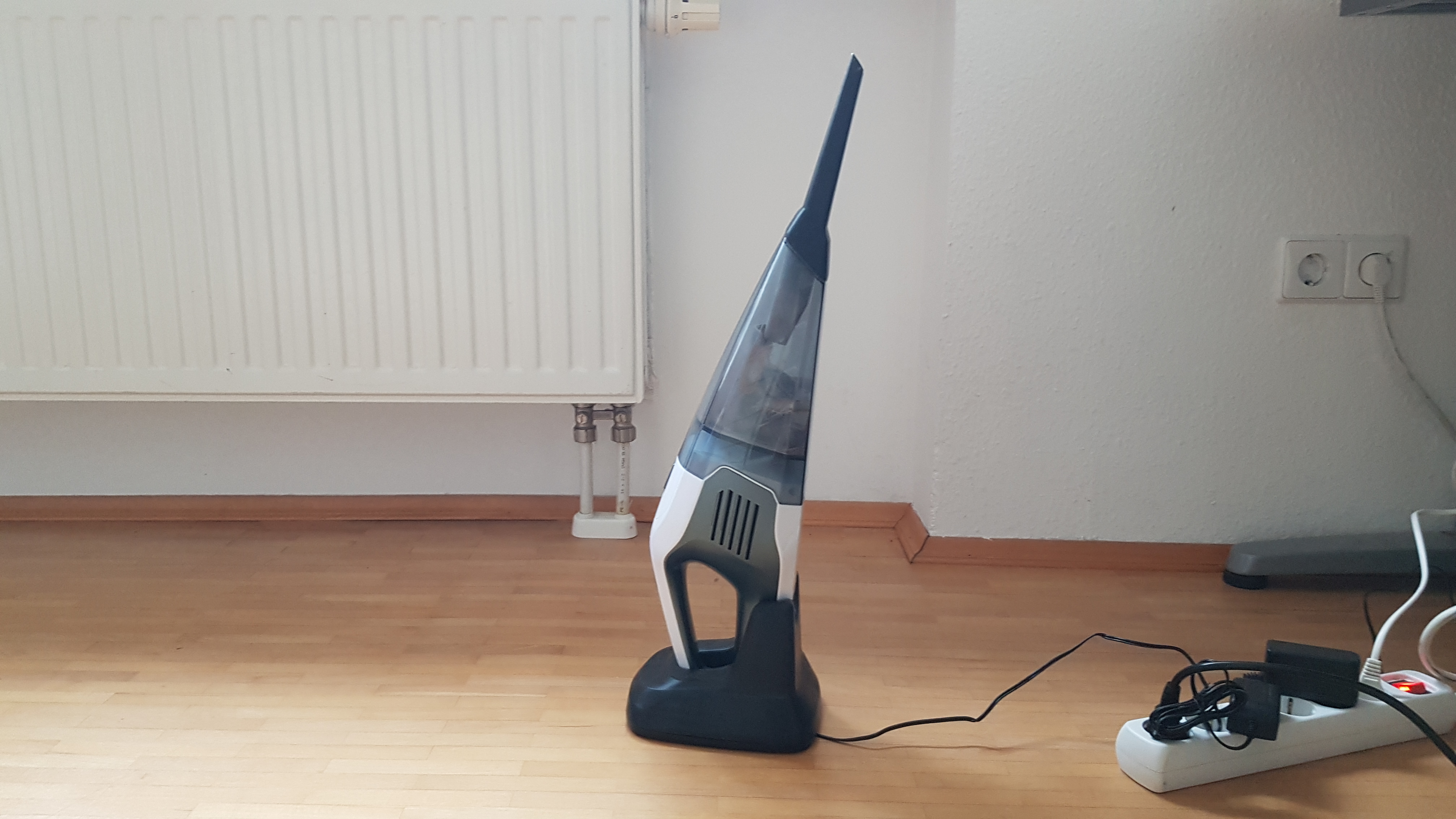 staubsauger auf ladestation mit aufsatz