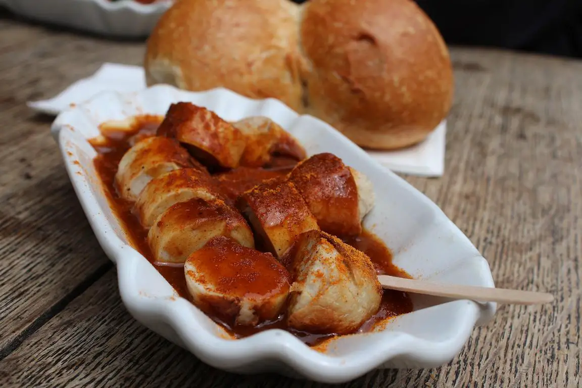Leckere Wurst mit Brot Currywurst zum Essen bereit
