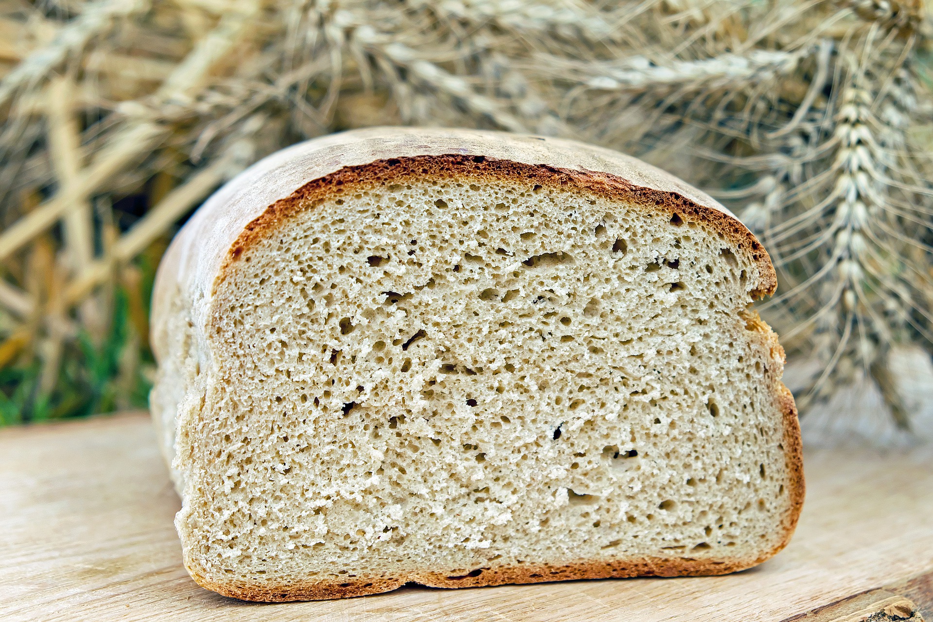 Brot in zwei Hälften aufgeschnittenes Brot