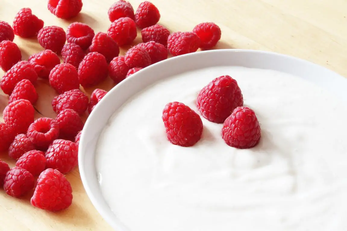 Himbeeren auf Joghurt Frückte auf Joghurt