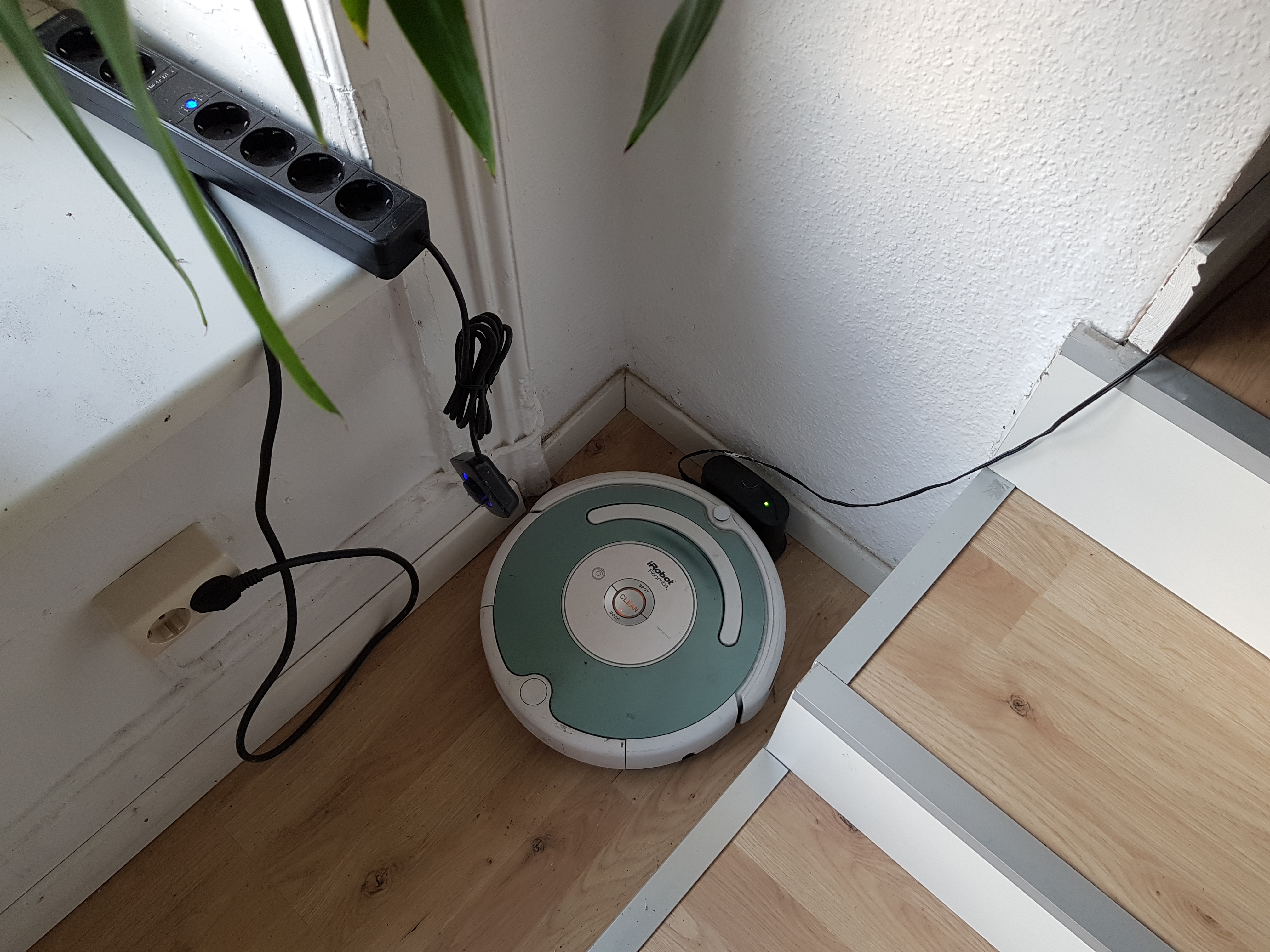 Aufladen Ladestation mit Saugroboter