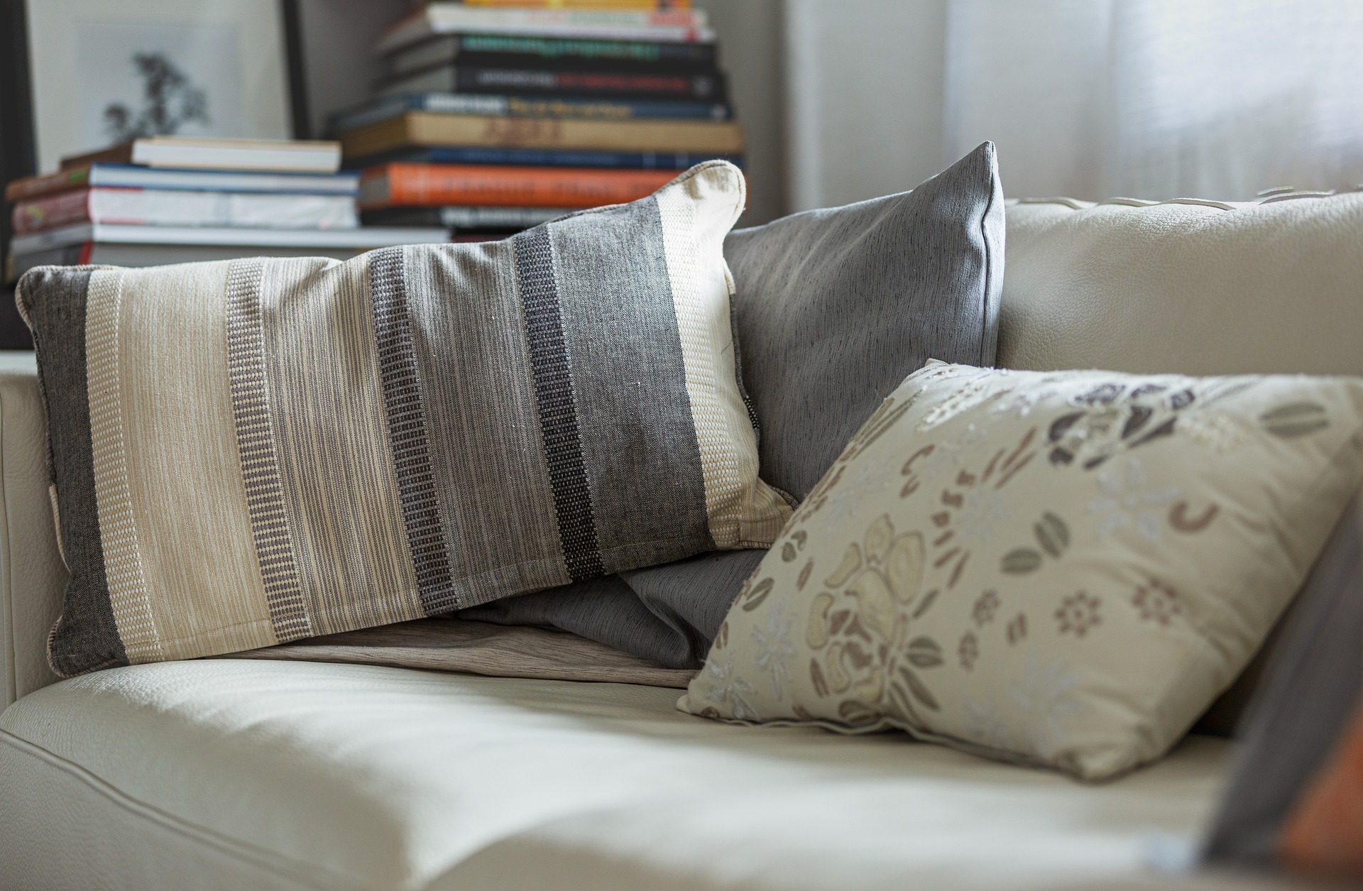 Sofa und Kissen Sofa Garnitur