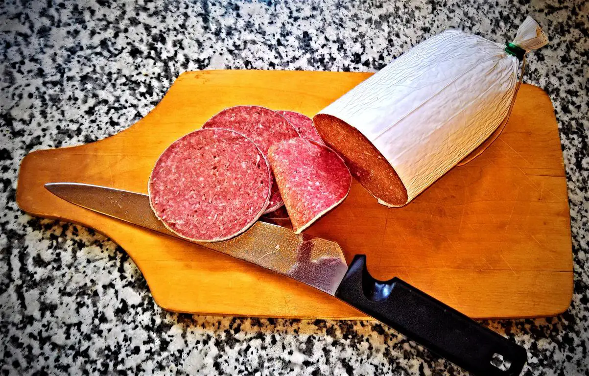 Salami mit herkömmlichem Edelstahlmesser geschnitten Edelstahlmesser und aufgeschnittene Salami
