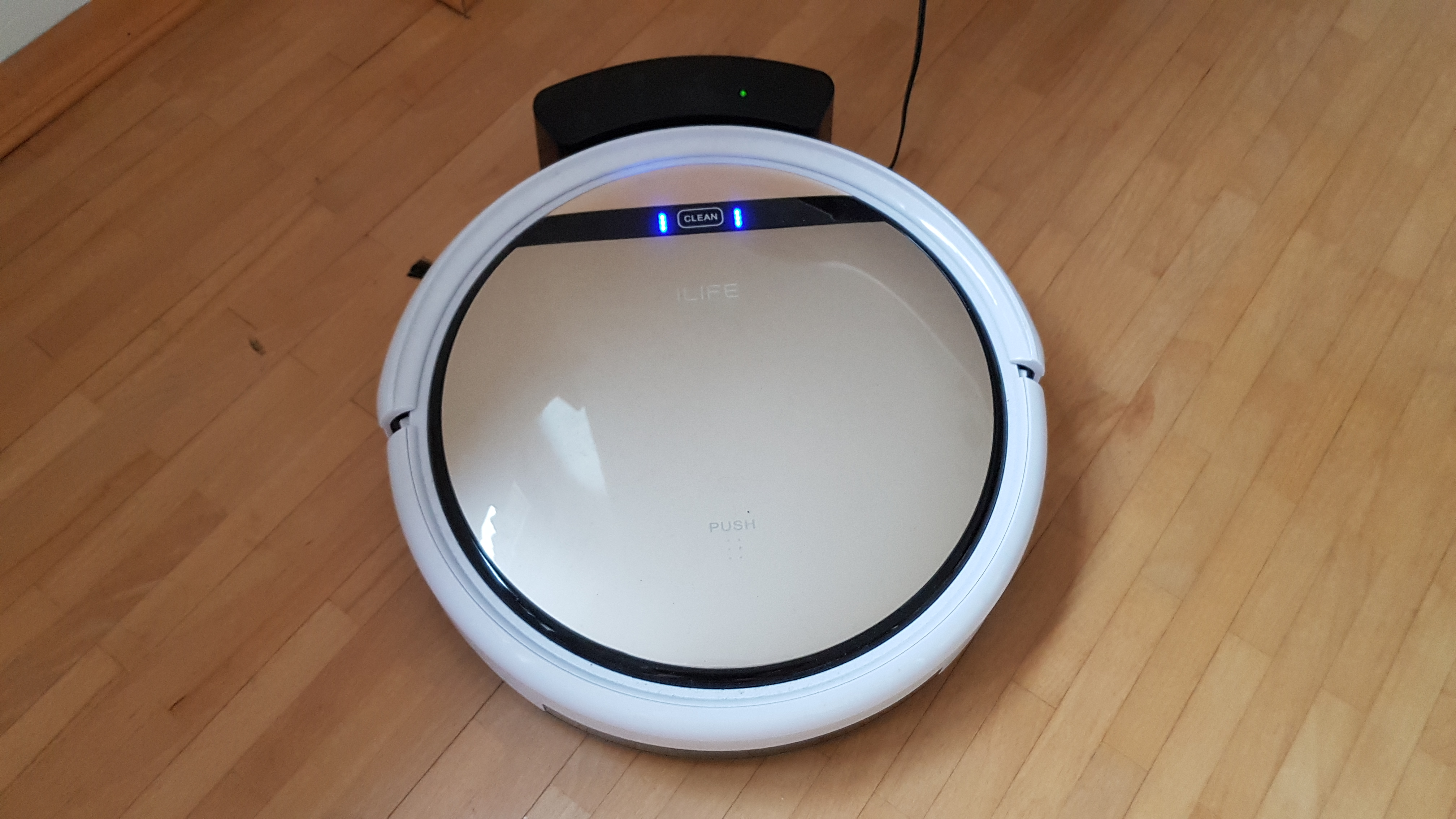 Robosauger wird aufgeladen