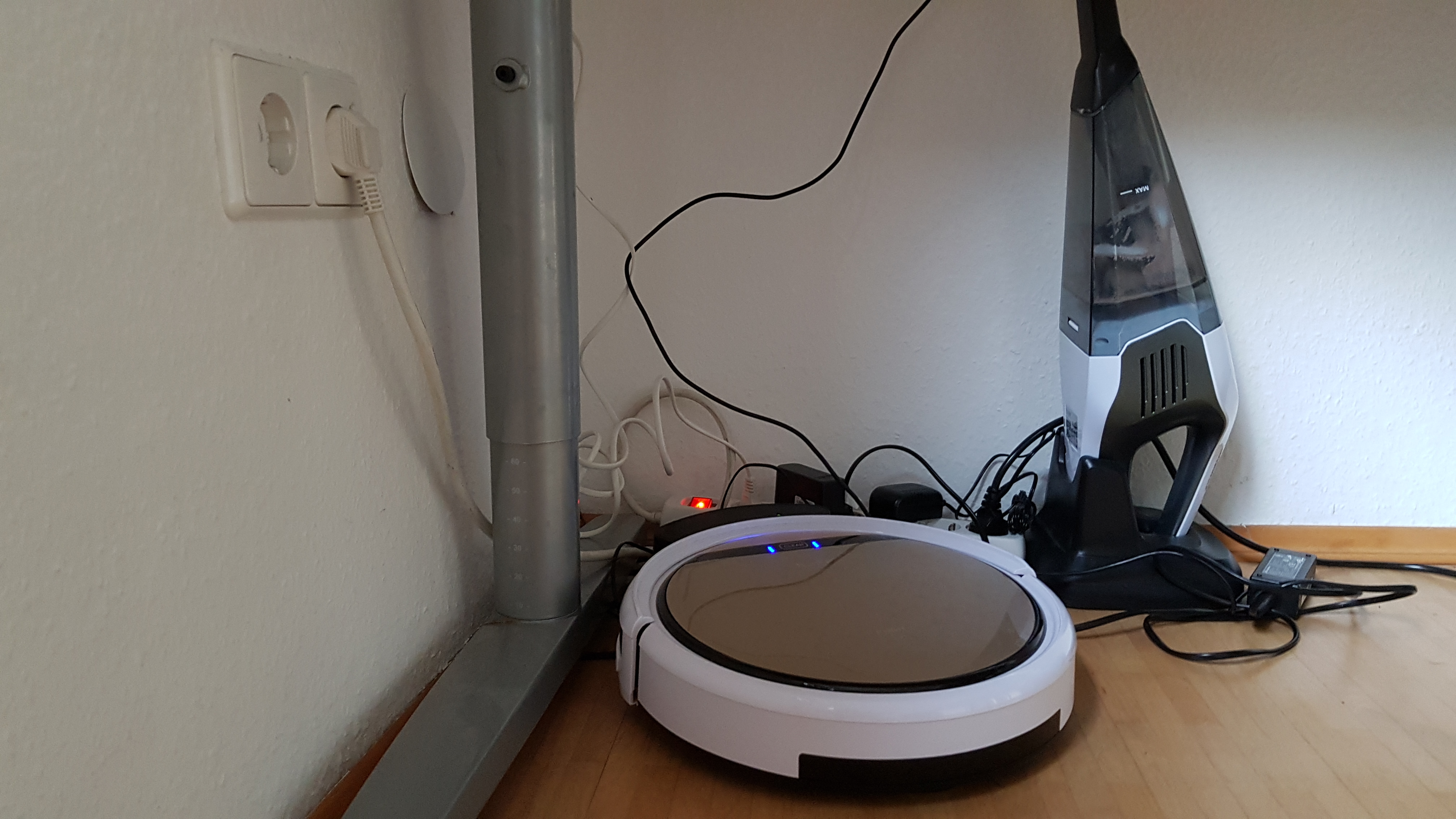 Staubsauger verstauen Ladestation für Sauger unter Tisch