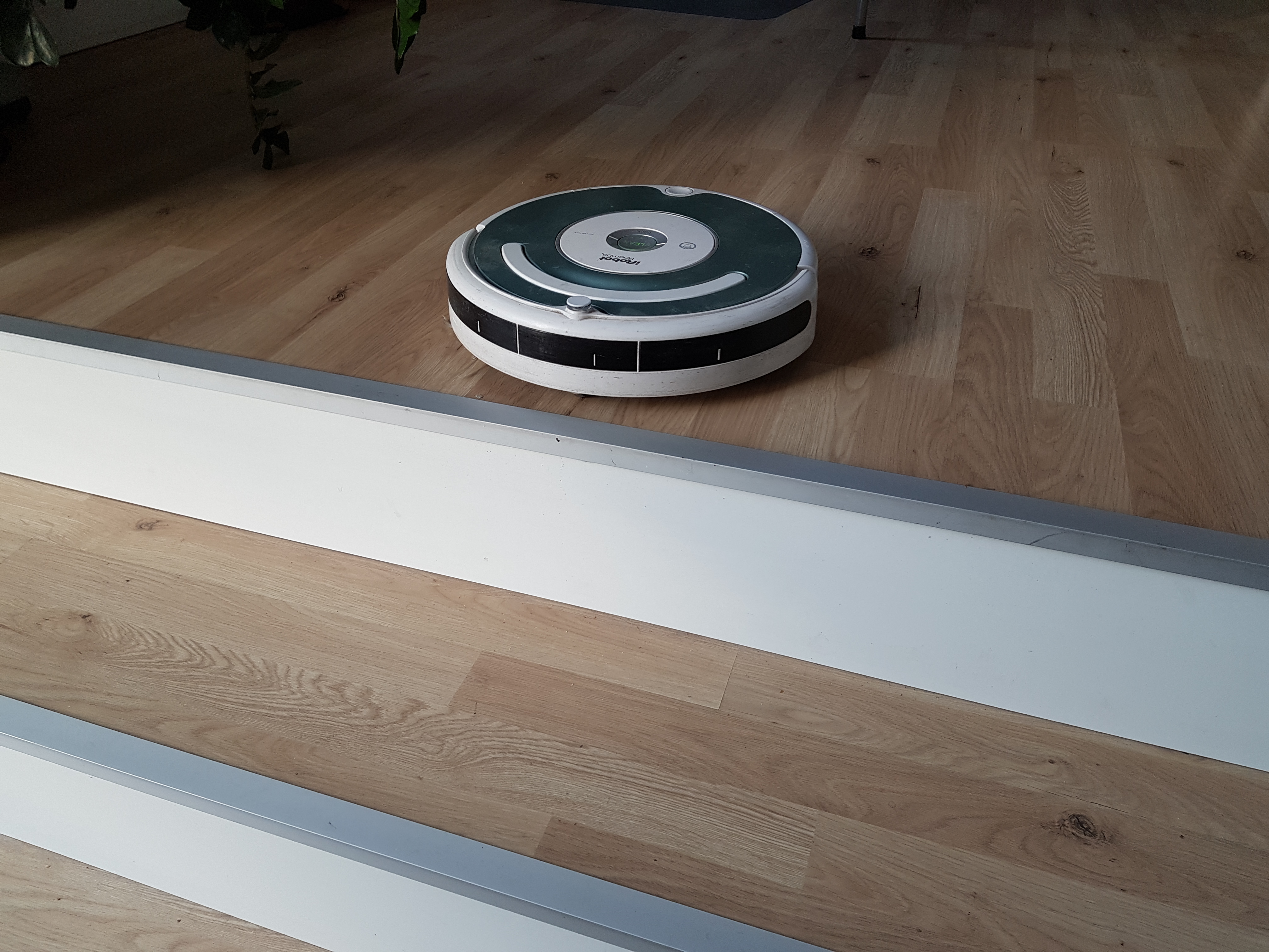 Saugerroboter steht vor Treppe roboter sauger
