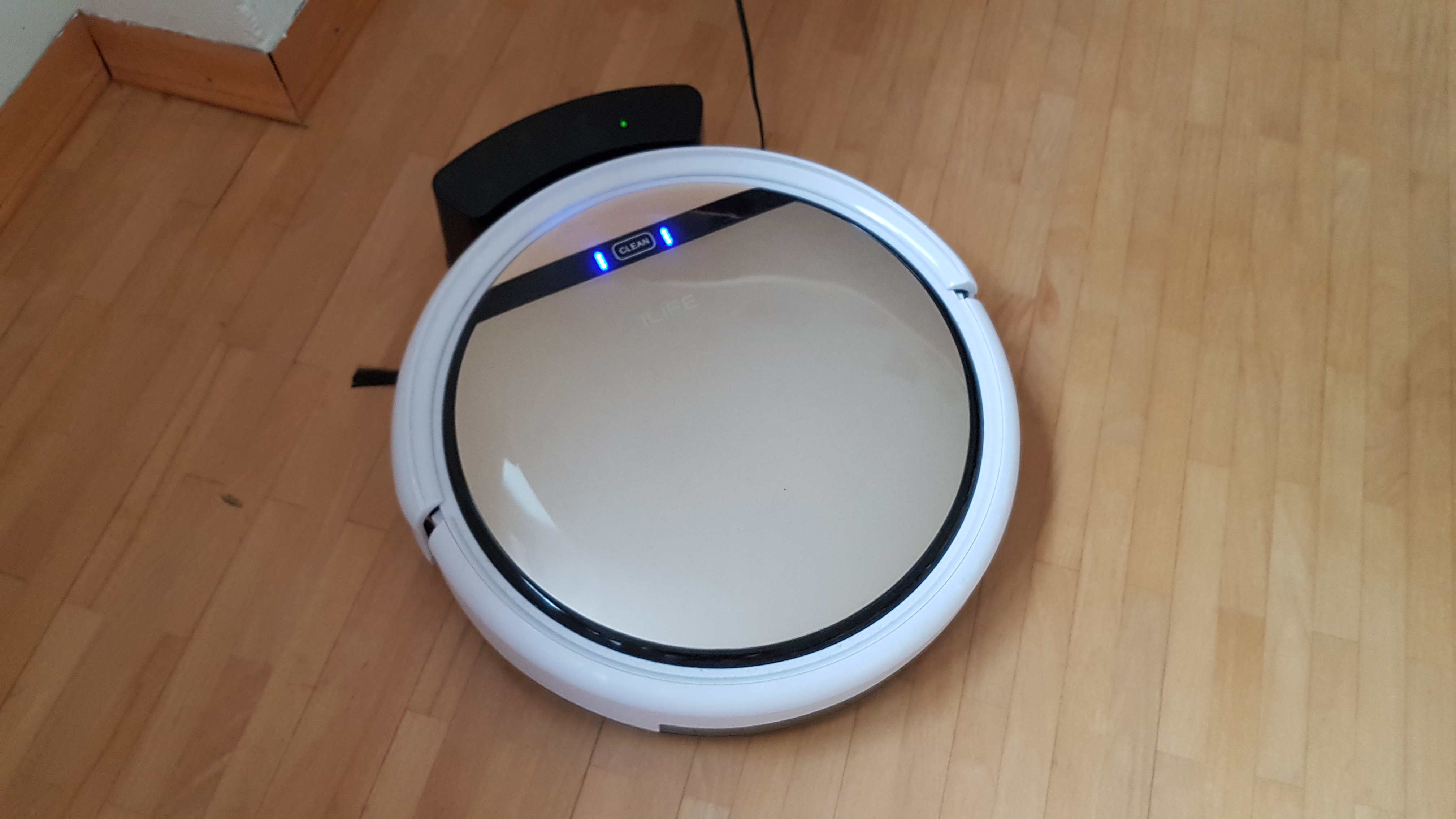 saugroboter wird aufgeladen auf hartboden aufladen