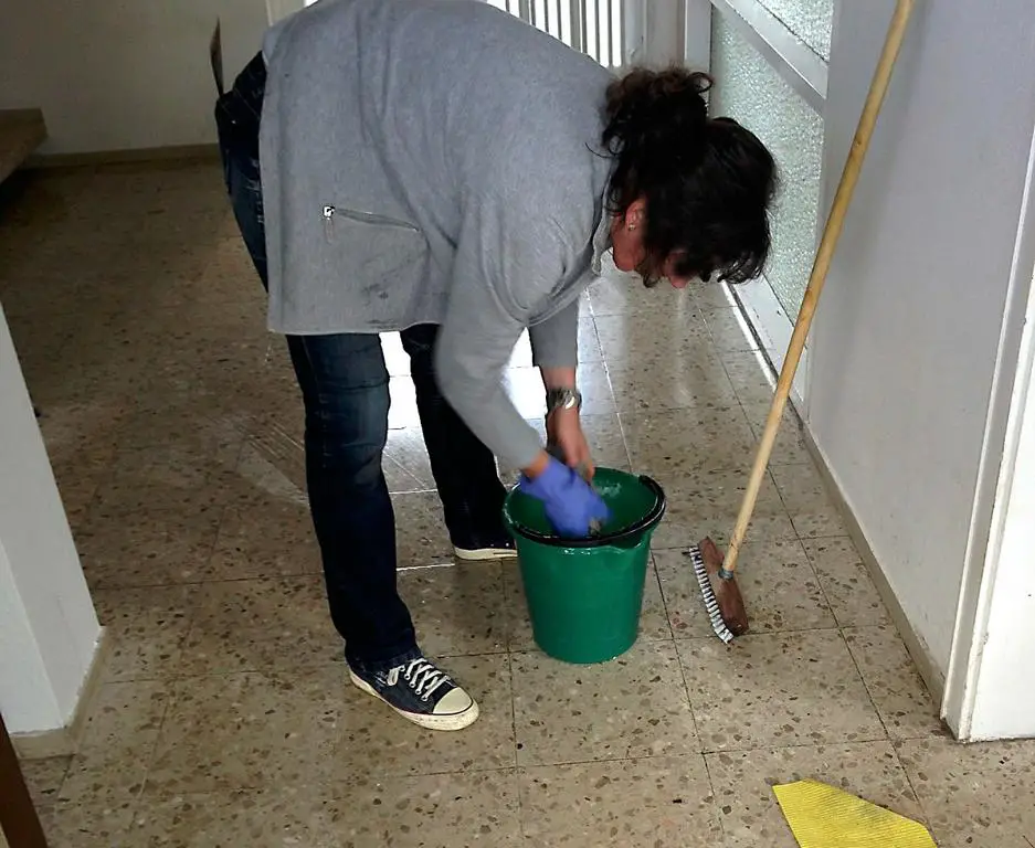 Flur im Haus putzen Was verdient diese Putzfrau?