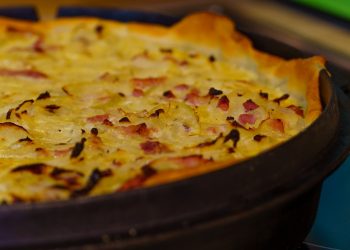 Zwiebelkuchen mit Brotteig (Rezept) | Fränkischer Zwiebelplootz