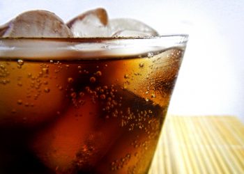 Wasserkocher mit Cola entkalken (Tipps) | Teekocher reinigen